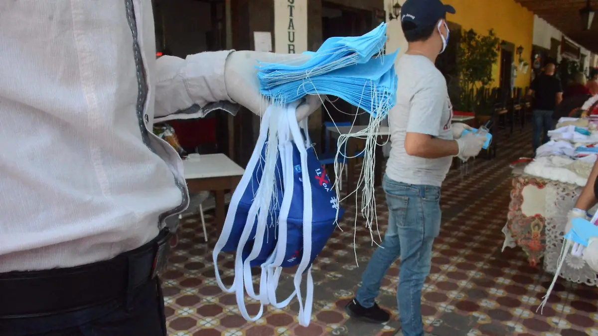 Jóvenes panistas incentivan uso de cubrebocas.  Luis Luévanos  El Sol de San Juan del Río.